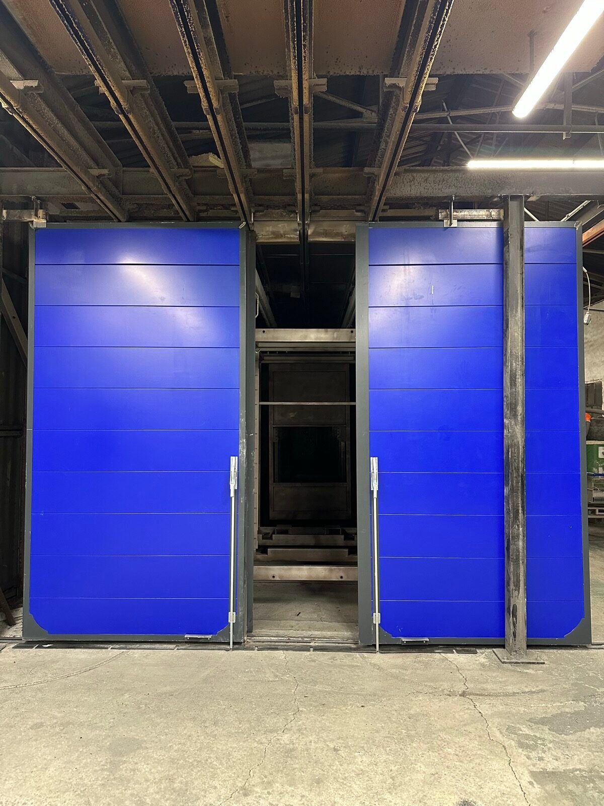 Portes coulissantes pour un four industriel de thermolaquage à La Penne-sur-Huveaune