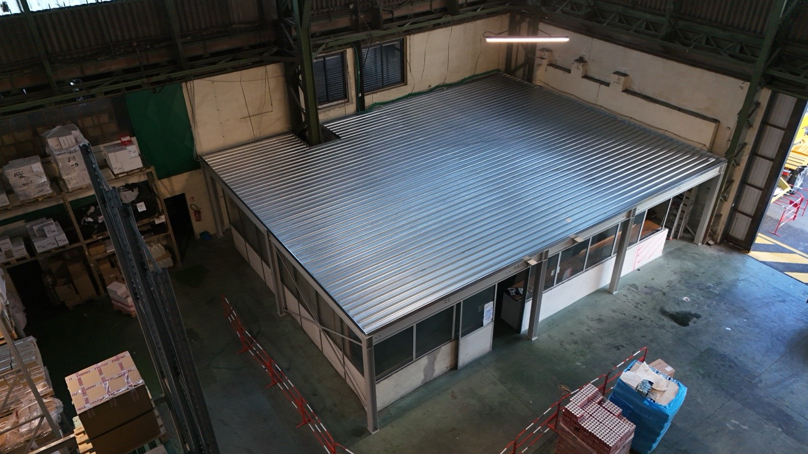 Structure et plancher collaborant pour une mezzanine de bureau avec escalier métallique