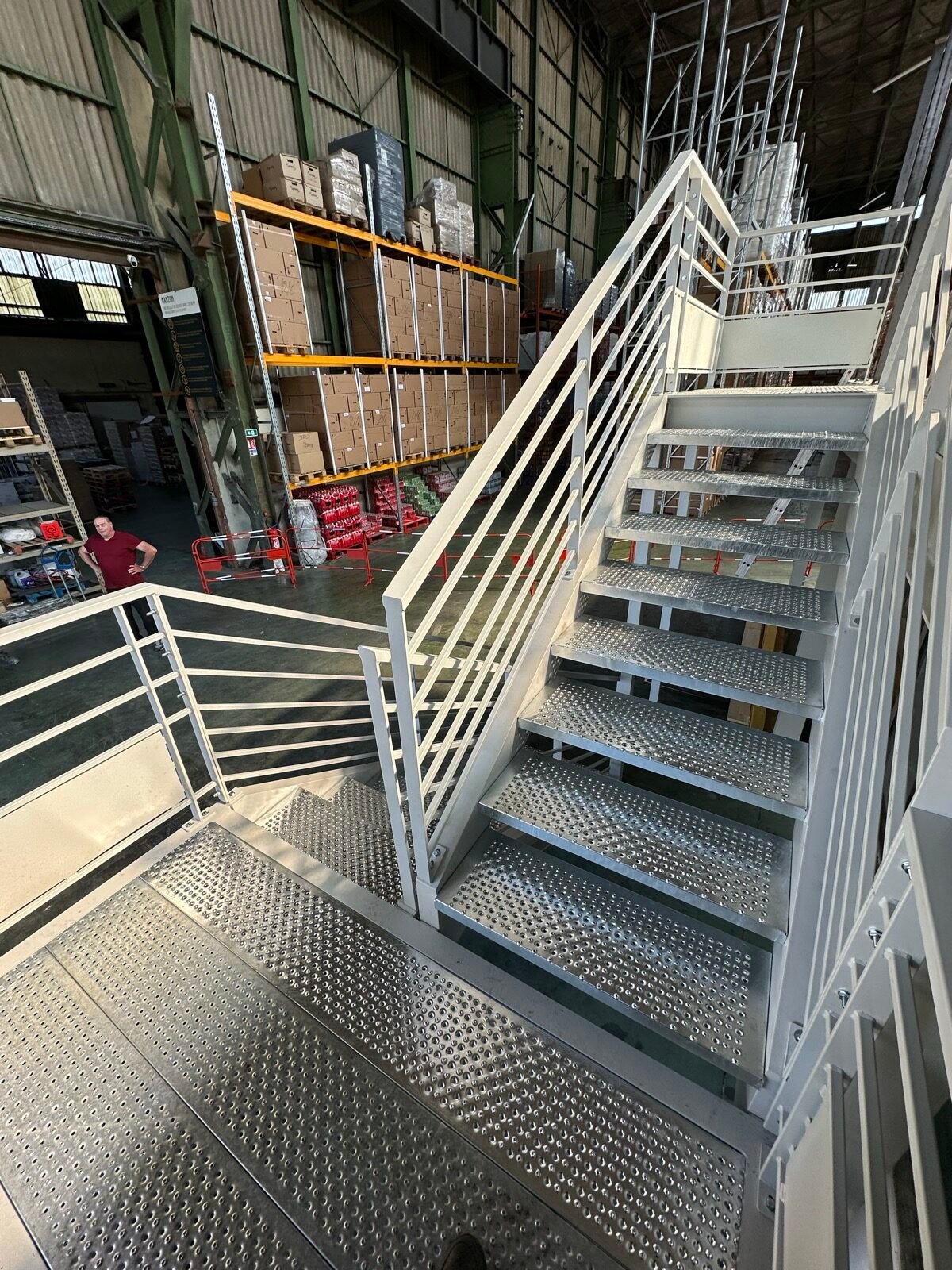 Structure et plancher collaborant pour une mezzanine de bureau avec escalier métallique