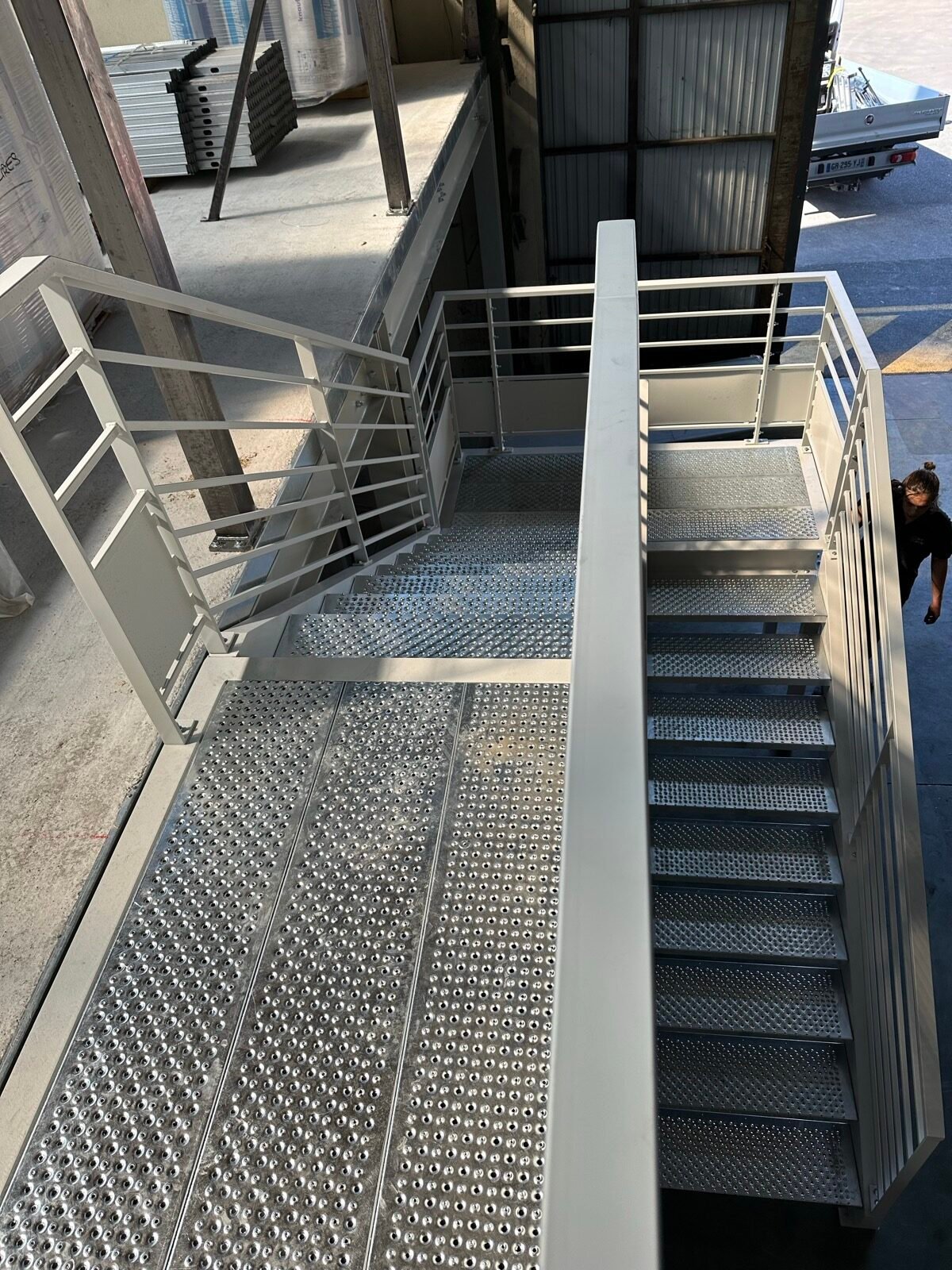 Structure et plancher collaborant pour une mezzanine de bureau avec escalier métallique