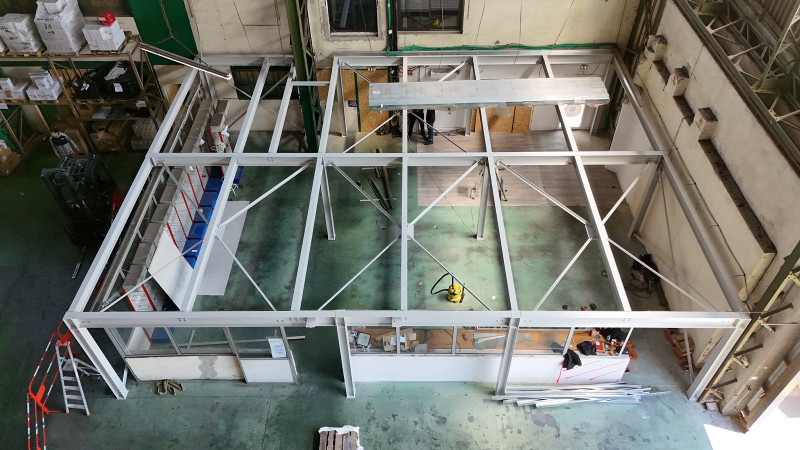 Structure et plancher collaborant pour une mezzanine de bureau avec escalier métallique