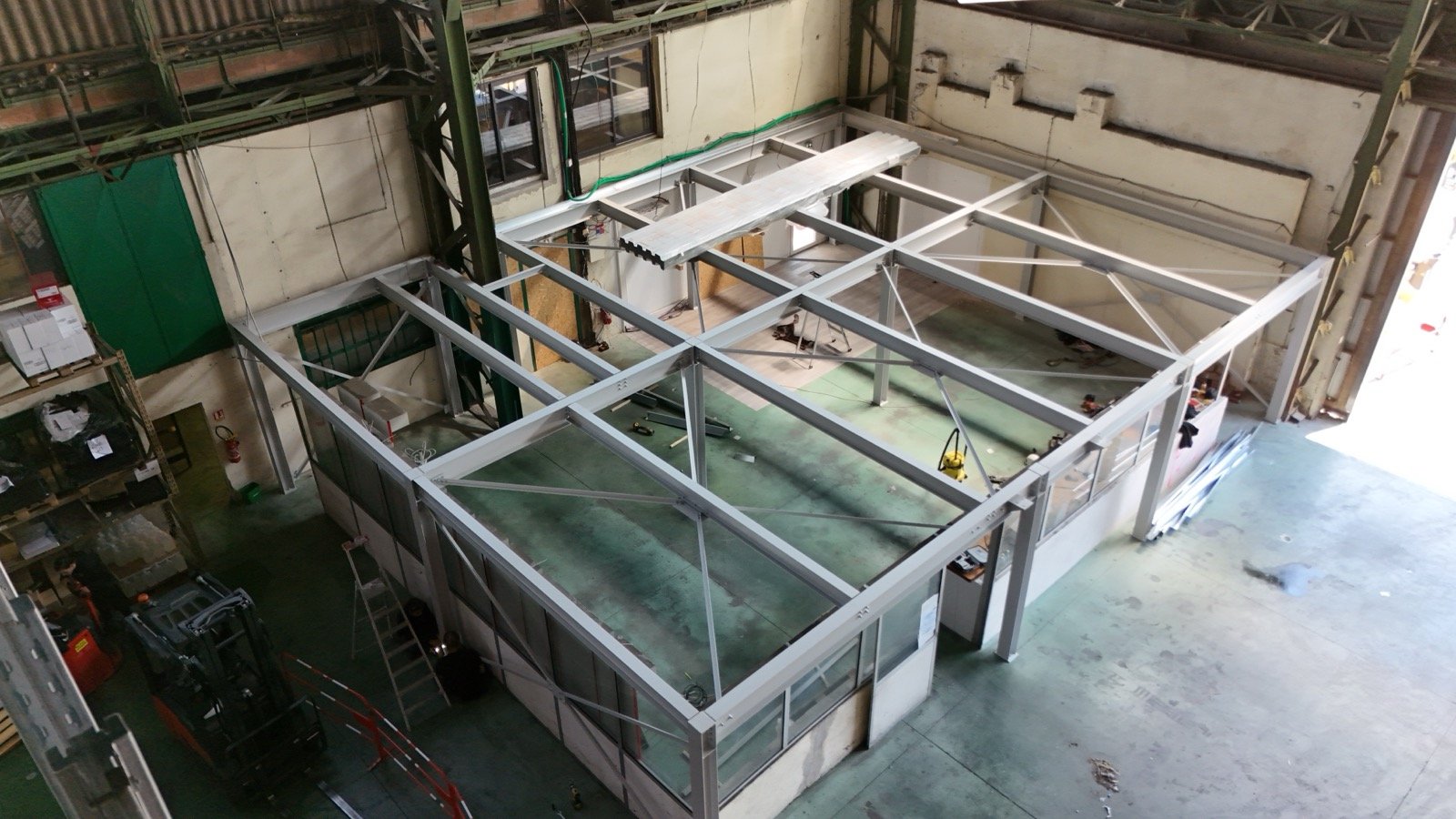 Structure et plancher collaborant pour une mezzanine de bureau avec escalier métallique